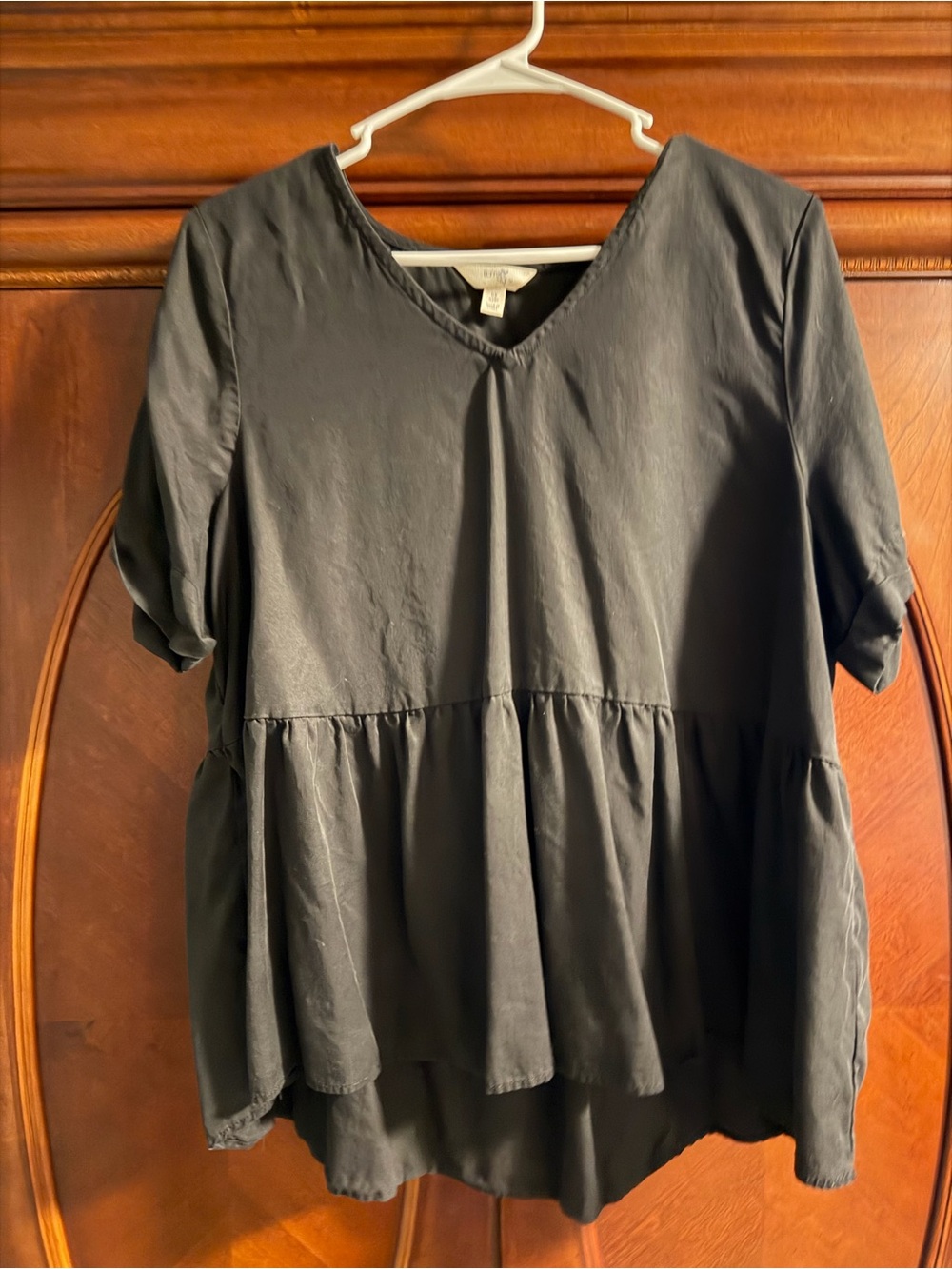 Terra & Sky Black Tiered V-Neck Women’s Tunic - Picture 2 of 3